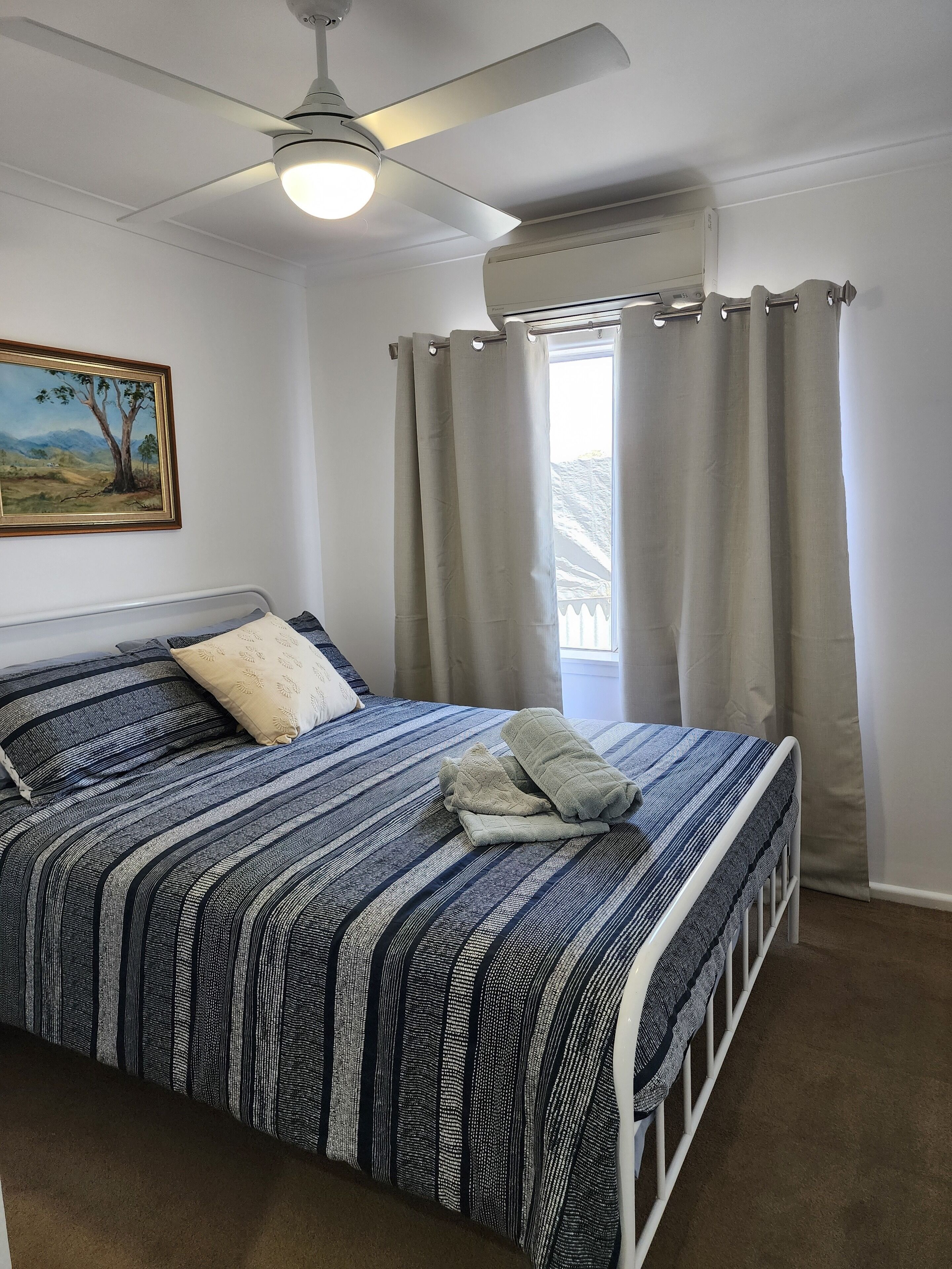 Iron/ironing board, WiFi, bed sheets