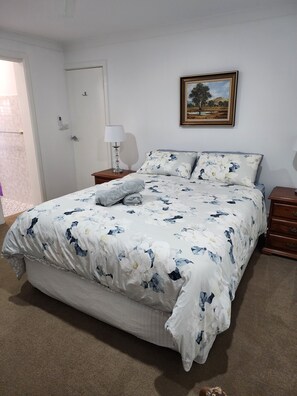 Iron/ironing board, WiFi, bed sheets - Anderlon House 
Plenty of off road parking for cars, trailers, workutes & c'vans (North Wagga Wagga)