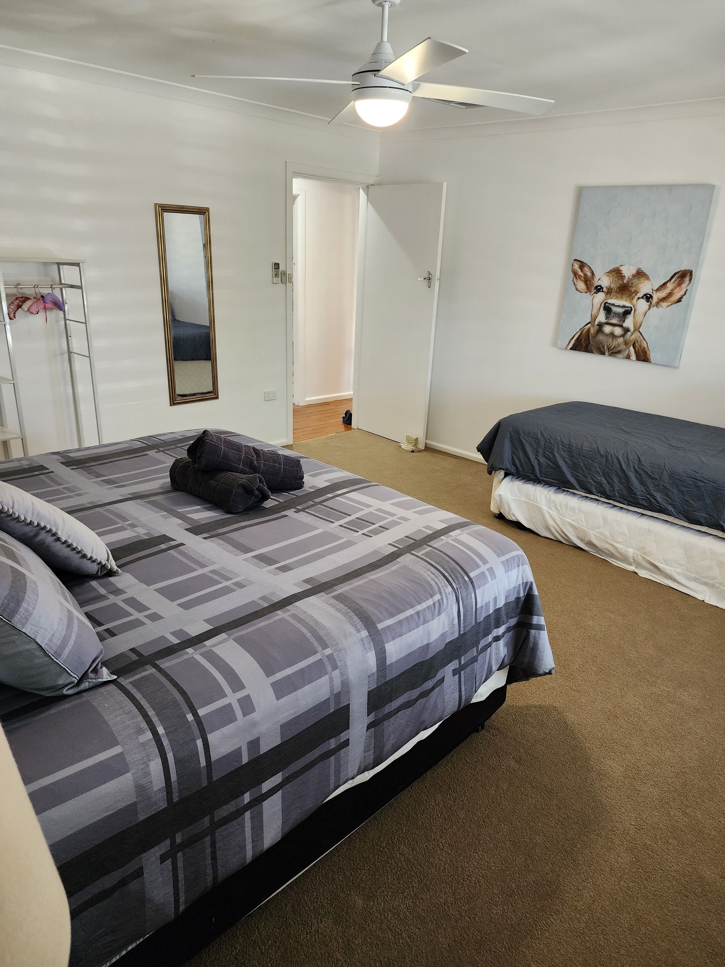 4 bedrooms, iron/ironing board, WiFi, bed sheets