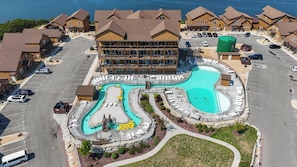 Un complexe hôtelier doté d’une grande piscine, de nombreuses chambres et d’un parking.