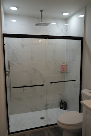 Shower, hair dryer, towels, soap - 5.0 Rated 3BR Retreat • Gated Patio • Near WEC (OCALA)