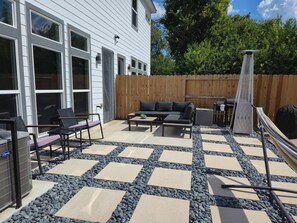 Terrace/patio - The Pershing Lodge. 3BR Sleeps 9. 10 mins from Rodeo. Homey space. (Houston)