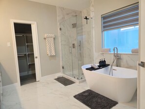 Hair dryer, bidet, towels, soap - The Pershing Lodge. 3BR Sleeps 9. 10 mins from Rodeo. Homey space. (Houston)