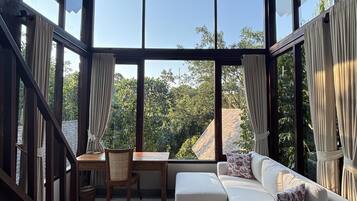 Deluxe Villa, Garden View | Living area