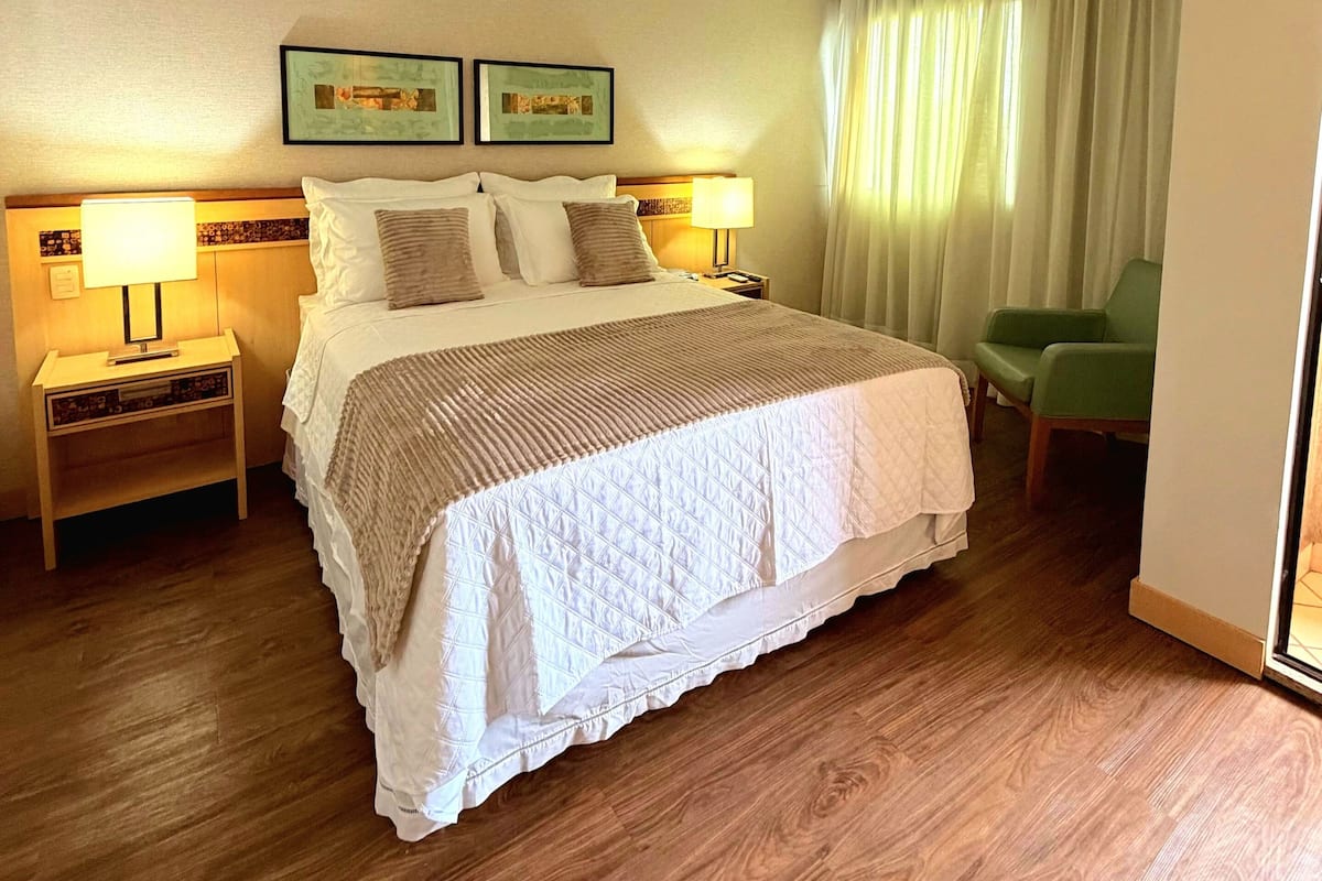 Rom – premium, lanai, byutsikt | Safe på rommet, blendingsgardiner og strykejern/-brett