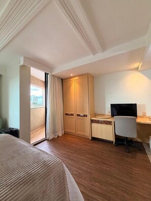 Quarto premium, varanda coberta, vista para a cidade | Cofres nos quartos, cortinas blackout, ferros/tábuas de passar roupa