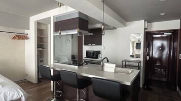 Private kitchen | Fridge, microwave, stovetop, rice cooker