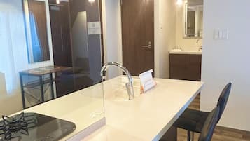 Private kitchen | Fridge, microwave, stovetop, cookware/dishes/utensils