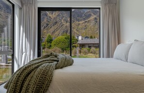 3 bedrooms, iron/ironing board, travel cot, WiFi - Jacks Point Ultimate Family Escape With Remarkable Views (Queenstown)