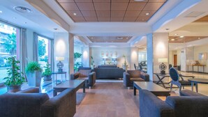 A spacious lobby with comfortable seating, large windows, and a modern ceiling design. - Benalmadena Principe 3p4p Balcon (Benalmádena)