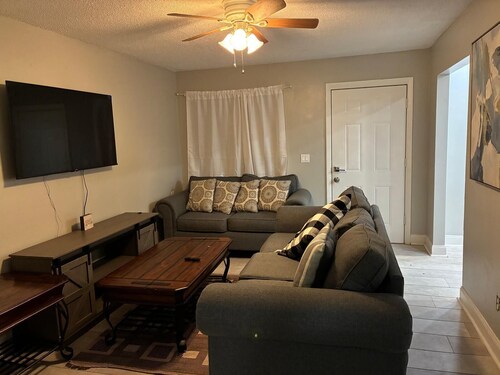 Comfortable Retreat
Charming 3-bedroom house with AC in Apopka awaits you