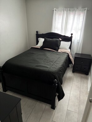 3 habitaciones, tabla de planchar con plancha, wifi y ropa de cama