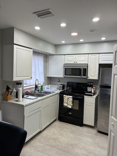 Comfortable Retreat
Charming 3-bedroom house with AC in Apopka awaits you