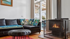 Una Smart TV, una chimenea