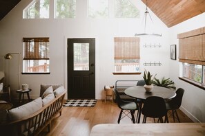 Interior - Little wolf cabin King bed dog friendly Mt Baker (Maple Falls)