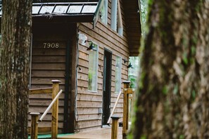 Exterior detail - Little wolf cabin King bed dog friendly Mt Baker (Maple Falls)