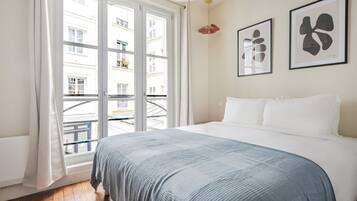 Een strijkplank/strijkijzer, wifi, beddengoed