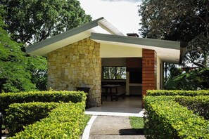 Outdoor dining - Luxury King Apt in Trendy Santa Ana, condo Avalon Country AC, Pool, Gym,Rest (Santa Ana)