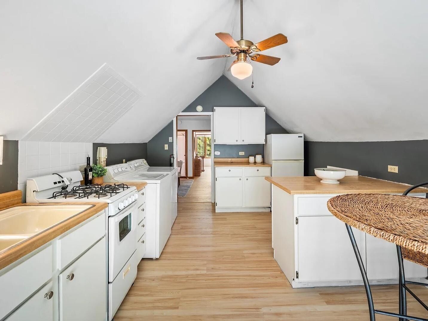 Réfrigérateur, four à micro-ondes, un four, surface de cuisson