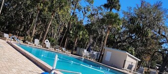 Cozy 2-bedroom cottage in Riverview with AC and pool, pond view, on river!