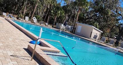 Cozy 2-bedroom cottage in Riverview with AC and pool, pond view, on river!