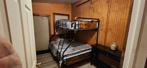 Silitysrauta/-lauta, Wi-Fi, vuodevaatteet