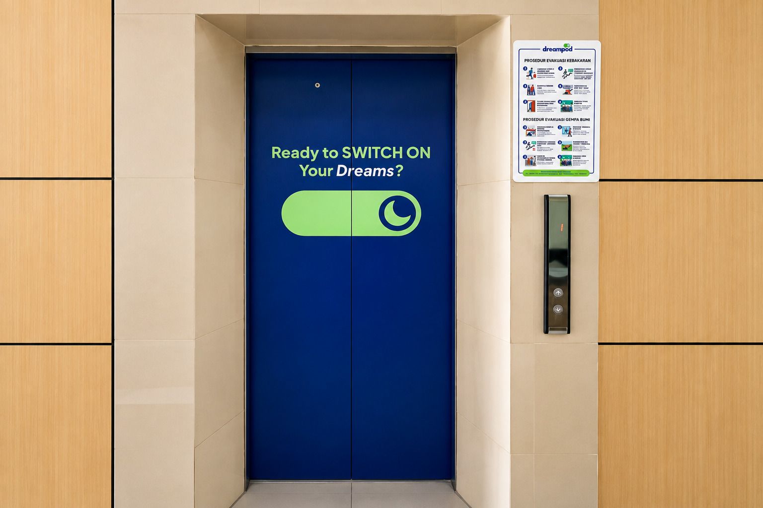 Eine blaue Aufzugtür mit einem Schild, das 'Bereit, Ihre Träume zu aktivieren?' verkündet, und einem Bedienfeld daneben.