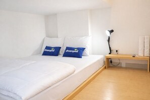 Habitación doble estándar, 1 cama Queen size | Ropa de cama de alta calidad, escritorio y cortinas blackout 