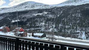A snowy mountain landscape with a few buildings in the foreground. - 3 bedroom cozy apartment in Verma (Verma)