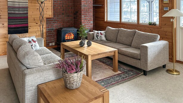 A cozy living room with a fireplace, two sofas, a coffee table, and a floor lamp. - 3 bedroom cozy apartment in Verma (Verma)