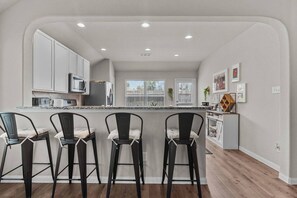 Kylskåp, mikrovågsugn, spishäll och diskmaskin