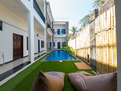 Mar Bella Beachfront Hotel