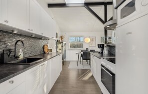 Fridge, microwave, oven, stovetop - 3 bedroom cozy home in Hemmet (Hemmet)