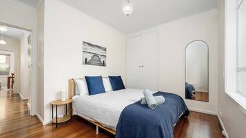 Desk, iron/ironing board, WiFi, bed sheets
