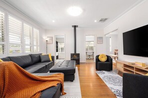 TV, fireplace, ping pong - Spacious Multifunctional 5BR Retreat with Backyard (Bayswater)