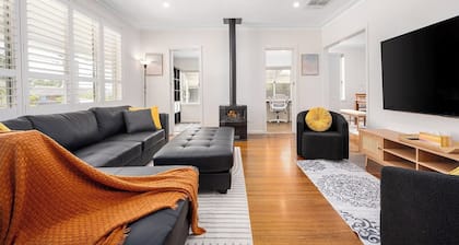 Spacious Multifunctional 5BR Retreat with Backyard