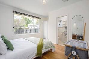 Escritorio, tabla de planchar con plancha, wifi y ropa de cama