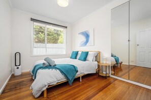 Desk, iron/ironing board, WiFi, bed sheets - Spacious Multifunctional 5BR Retreat with Backyard (Bayswater)