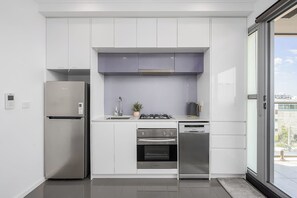 Fridge, microwave, oven, stovetop - Bellview Bright | Balcony | City view | 50m Train (Preston)