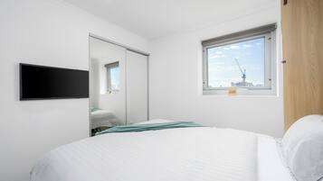 Desk, iron/ironing board, WiFi, bed sheets