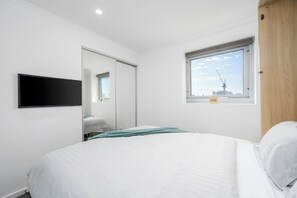 Desk, iron/ironing board, WiFi, bed sheets - Bellview Bright | Balcony | City view | 50m Train (Preston)