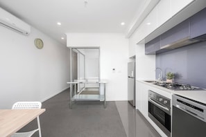 Fridge, microwave, oven, stovetop - Bellview Bright | Balcony | City view | 50m Train (Preston)