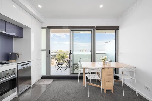 Bellview Bright | Balcony | City view | 50m Train