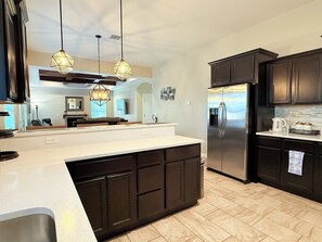 Frigorífic, microones, placa de cuina i rentaplats 