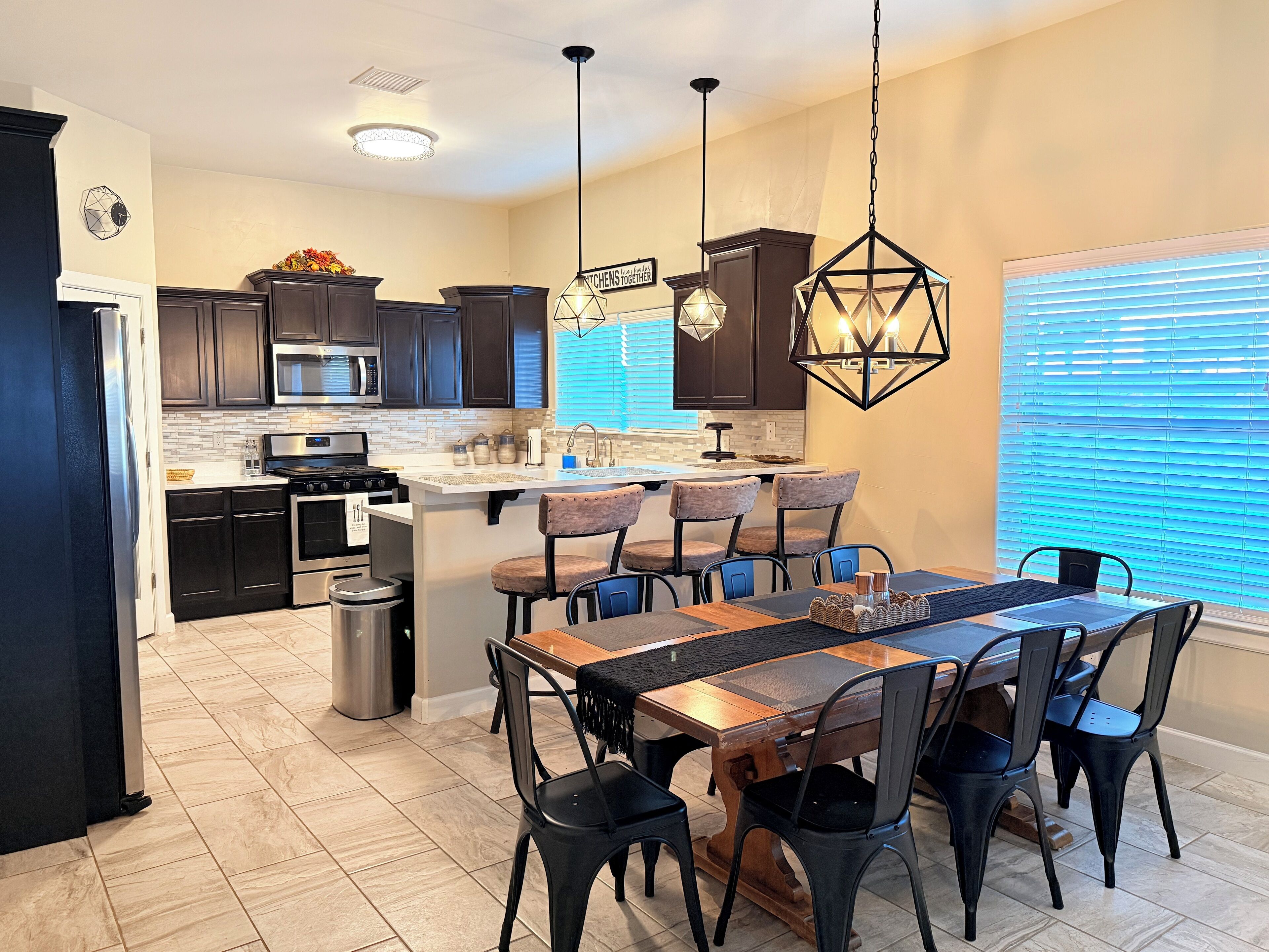 Geladeira, micro-ondas, cooktop, lava-louças