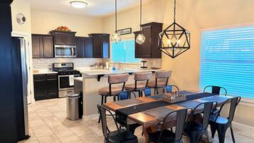 Geladeira, micro-ondas, cooktop, lava-louças