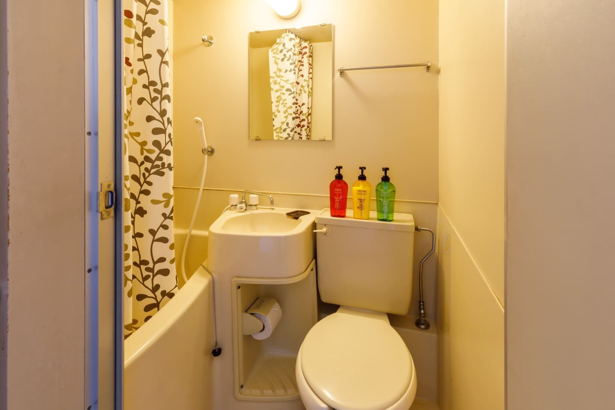 Haartrockner, Handtücher, Shampoo, Toilettenpapier