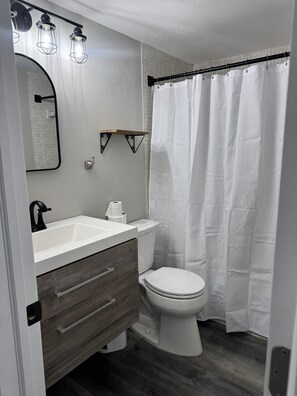 Dusche, Haartrockner, Handtücher, Seife