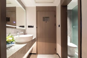 Eenvoudige eenpersoonskamer, uitzicht op stad | Badkamer | Een douche, gratis toiletartikelen, een haardroger, pantoffels