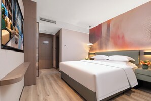 Eenvoudige eenpersoonskamer, uitzicht op stad | Een bureau, een laptopwerkplek, verduisterende gordijnen